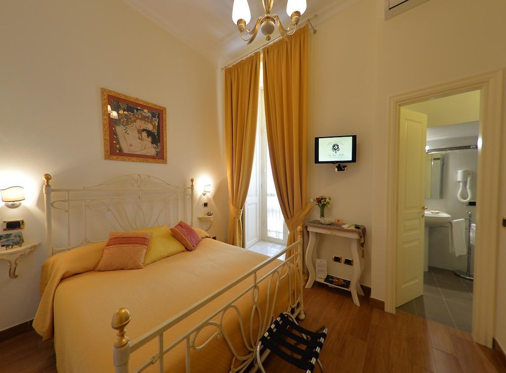 نابولي B&B Residenza Via Dei Mille الغرفة الصورة